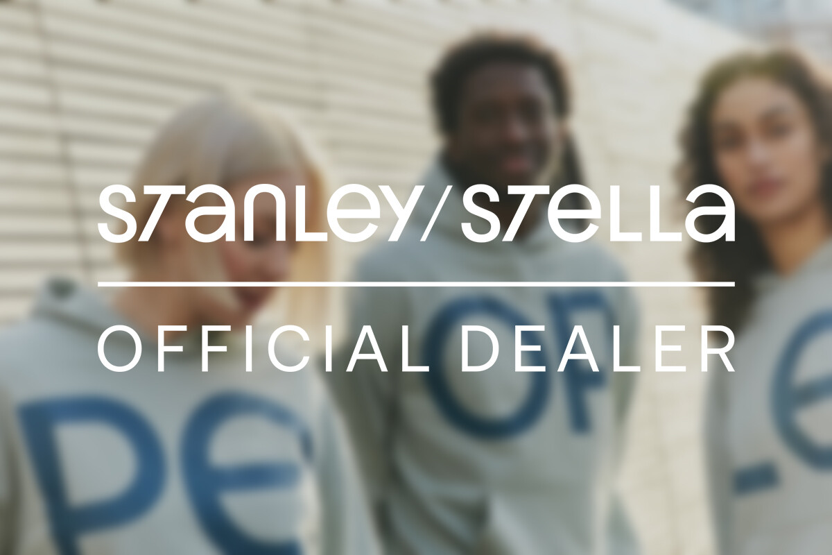 Personen im Hintergrund, im Vordergrund das Logo "Stanley/Stella Official Dealer"